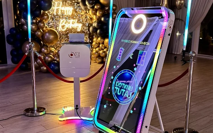 Fotolustro Slim z ekranem dotykowym i ramą RGB na sali weselnej