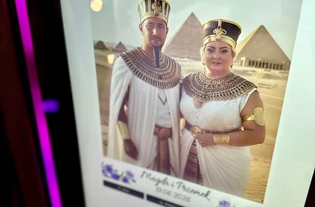 Zdjęcie w egipskiej stylizacji AI z imionami pary młodej na ekranie fotobudki
