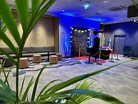 Stanowisko Fotobudki Black z cekinowym tłem i czerwonym dywanem na evencie firmowym w hotelu Moxy | MegaFota Szczecin