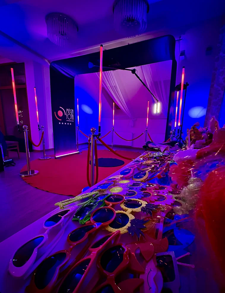 Stolik z rekwizytami do zdjęć i stanowisko fotobudki 360 Overhead w restauracji Na Uboczu podczas świątecznej imprezy firmowej