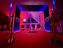 Fotobudka 360 Overhead MegaFota z banerem, niebieskimi tubami LED i czerwonym dywanem na weselu w Bukowym Parku w Szczecinie