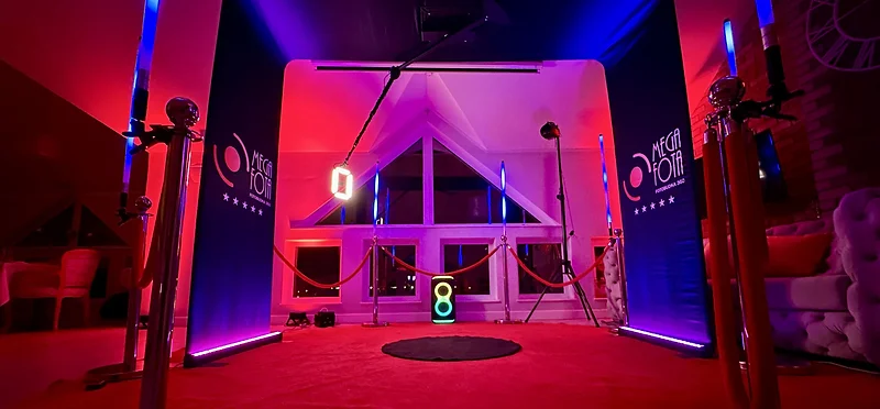 Fotobudka 360 Overhead MegaFota z banerem, niebieskimi tubami LED i czerwonym dywanem na weselu w Bukowym Parku w Szczecinie
