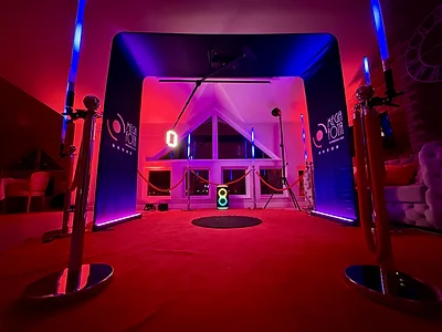 Fotobudka 360 Overhead MegaFota z banerem, niebieskimi tubami LED i czerwonym dywanem na weselu w Bukowym Parku w Szczecinie