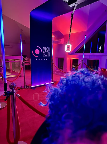 Baner MegaFota i obrotowa kamera fotobudki 360 Overhead nad okrągłym dywanem na weselu w Bukowym Parku w Szczecinie