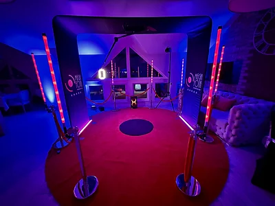 Czerwone tuby LED wokół stanowiska fotobudki 360 Overhead na weselu w Bukowym Parku w Szczecinie