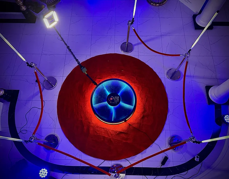Stanowisko Fotobudki 360 ze szklaną platformą LED RGB, tubami świetlnymi i czerwonym dywanem