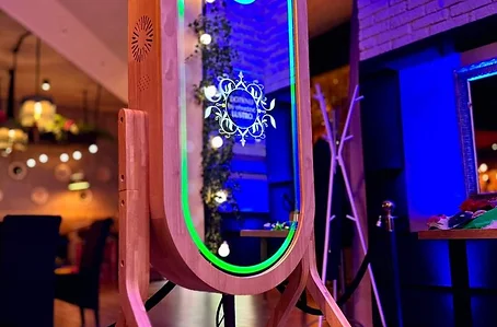 Fotolustro interaktywne z neonowym podświetleniem LED na weselu