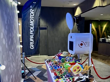 Fotobudka klasyczna MegaFota z tłem bokeh i banerem Grupa Polmotor na evencie firmowym