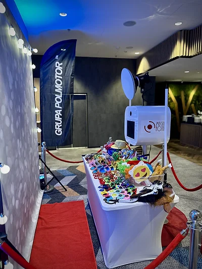 Fotobudka klasyczna MegaFota z tłem bokeh i banerem Grupa Polmotor na evencie firmowym