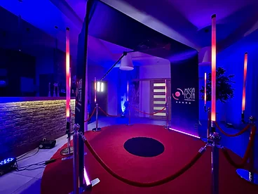 Fotobudka 360 na rocznicę ślubu — stanowisko z czerwonym dywanem i neonowym oświetleniem | MegaFota Szczecin