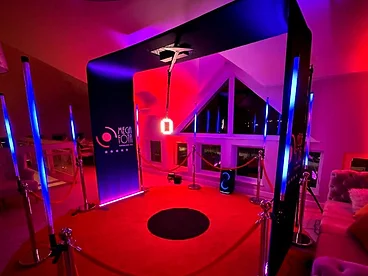 Fotobudka 360 Overhead z górnym ramieniem kamery na eleganckim bankiecie
