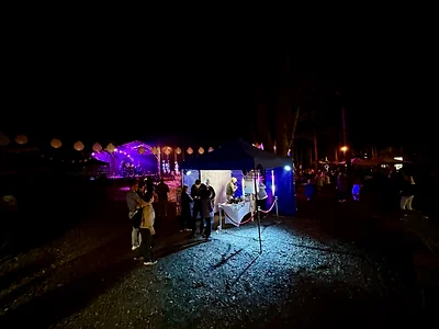 Fotobudka klasyczna MegaFota z podświetlanym ekranem i logo na obudowie wśród rekwizytów festynowego stanowiska