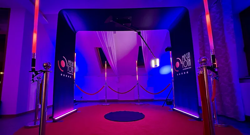 Fotobudka 360 Overhead MegaFota z łukowym tłem i czerwonym dywanem na Christmas Party PDC Logistics | MegaFota Szczecin