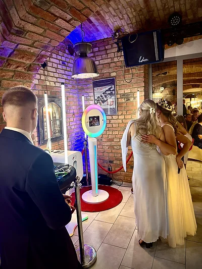 Goście pozujący przy Fotobudce Mini ze świecącym pierścieniem LED na przyjęciu