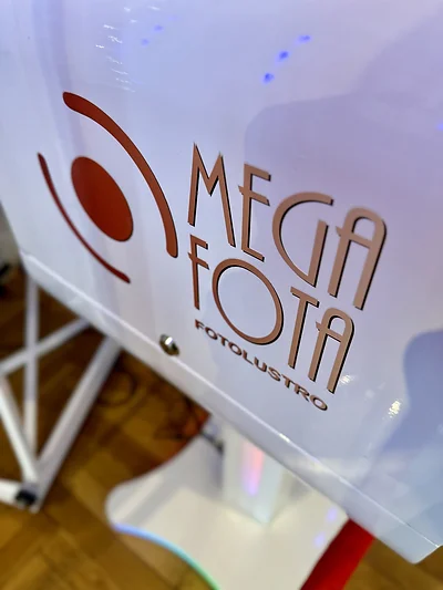 Logo MegaFota Fotolustro na obudowie fotolustra Slim podczas zakończenia roku szkoły muzycznej w Szczecinie