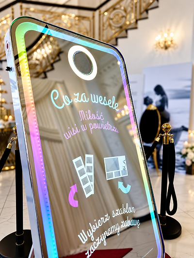 Fotolustro Slim z pierścieniem światła przy złotych schodach eleganckiej sali na uroczystości