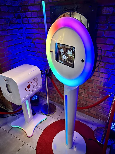 Fotobudka Mini ze świecącym pierścieniem RGB i modułem wydruku MegaFota na weselu