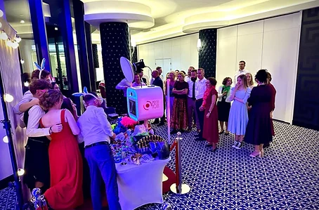 Goście w rekwizytach przy fotobudce na weselu MegaFota