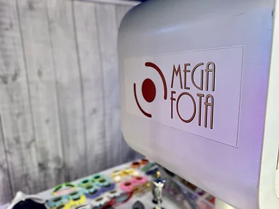 Zbliżenie na obudowę fotobudki klasycznej MegaFota z logo i ekranem dotykowym na festynie w Szczecinie