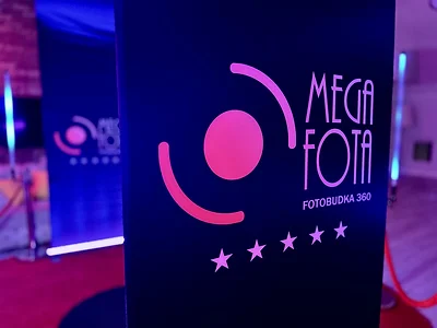 Logo MegaFota Fotobudka 360 na banerze stanowiska na weselu w Bukowym Parku