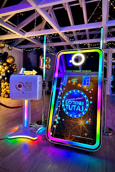 Ekran fotolustra Slim z wyborem formatu zdjęcia i słupkami LED na osiemnastce w Szczecinie