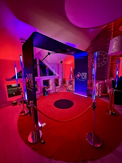 Stanowisko fotobudki 360 Overhead przy murowanej ścianie z zegarem na weselu w Bukowym Parku