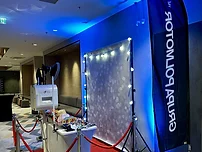 Fotobudka klasyczna MegaFota na tle bokeh z banerem Grupa Polmotor na evencie firmowym w Hotelu Marriott w Szczecinie