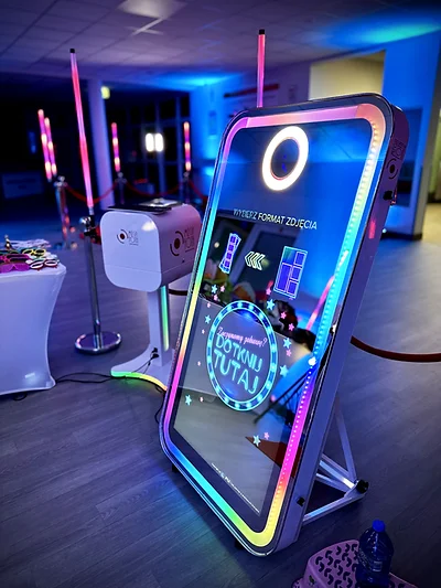 Fotolustro MegaFota z oświetleniem RGB na sali weselnej w Szczecinie