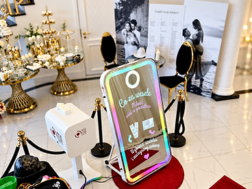 Fotolustro Slim z ekranem „Co za wesele” i tęczową ramą LED przy czerwonym dywanie na weselu w Belwederze | MegaFota Szczecin