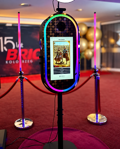 Fotobudka AI z podświetlaną ramą RGB i ekranem ze stylizacją AI podczas eventu