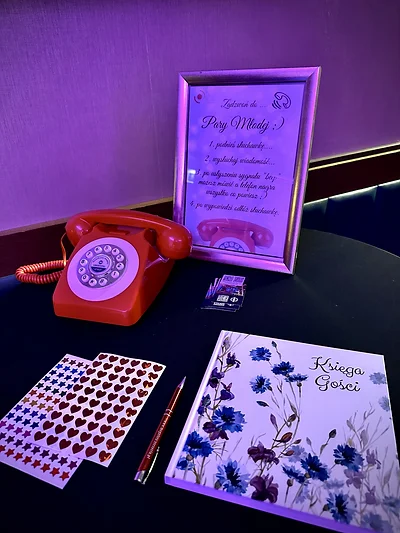 Czerwony telefon życzeń z instrukcją dla gości i księgą gości na przyjęciu weselnym | MegaFota Szczecin
