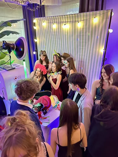 Uczniowie w odświętnych strojach i rekwizytach przy fotobudce klasycznej MegaFota na balu ósmych klas w Ricorii na Pomorzanach