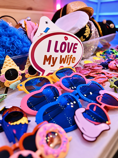 Skrzynia z rekwizytami do zdjęć — kolorowe peruki, okulary w kształcie serc i tabliczka „I LOVE My Wife” przy fotolustrze MegaFota w Mieszkowicach
