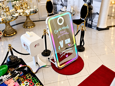 Fotolustro Slim z tęczową ramą LED na sali weselnej — realizacje wesel MegaFota Szczecin