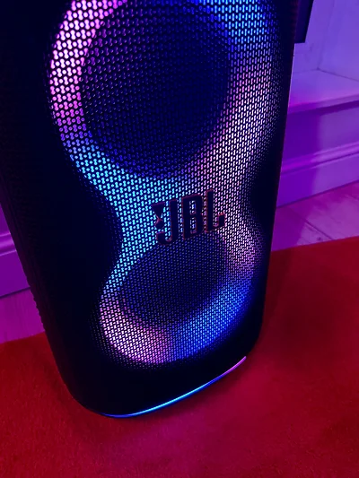Głośnik JBL z podświetleniem RGB na czerwonym dywanie przy stanowisku fotobudki 360 Overhead