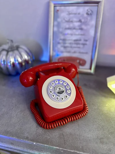 Czerwony telefon życzeń retro w zbliżeniu — lśniąca tarcza i słuchawka na wesele w Szczecinie | MegaFota