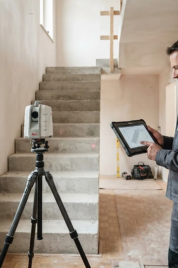 Fachpersonal nimmt die Maße einer Natursteintreppe mit digitalem 3D-Laserscanner auf