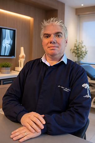 Dr. Omar Pacheco Cardoso em consultório