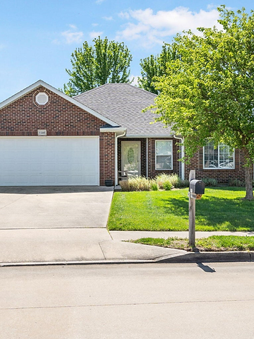 Split-Bedroom Ranch in Douglas Pointe — Roof Credit at Closing