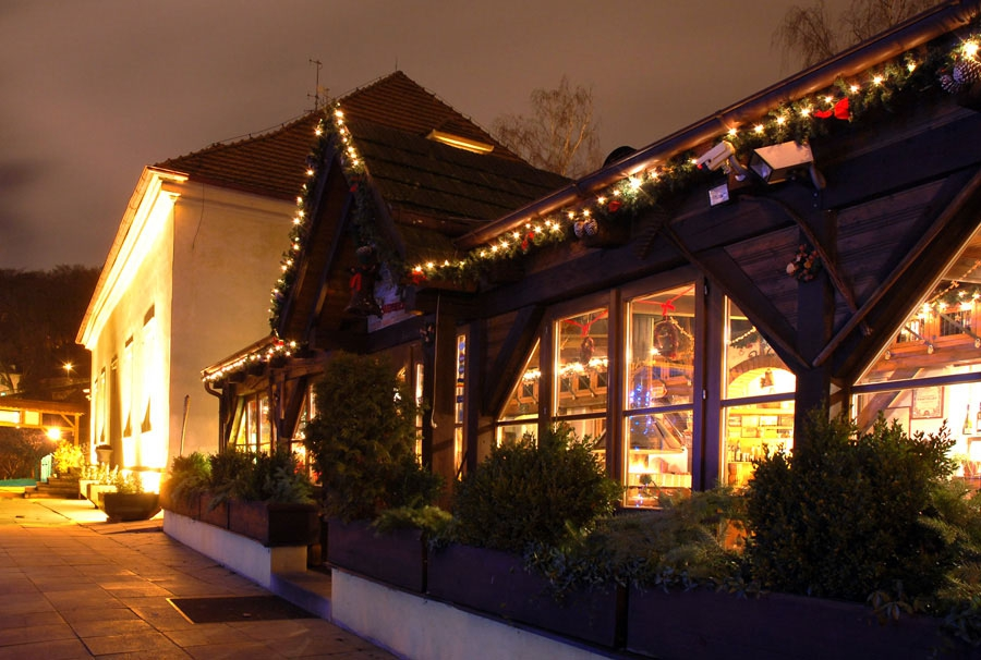 Exteriér restaurace v nočním osvětlení