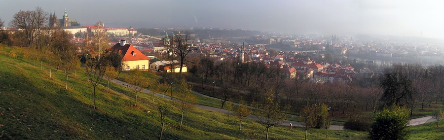 Podzimní panorama Prahy s mlhou