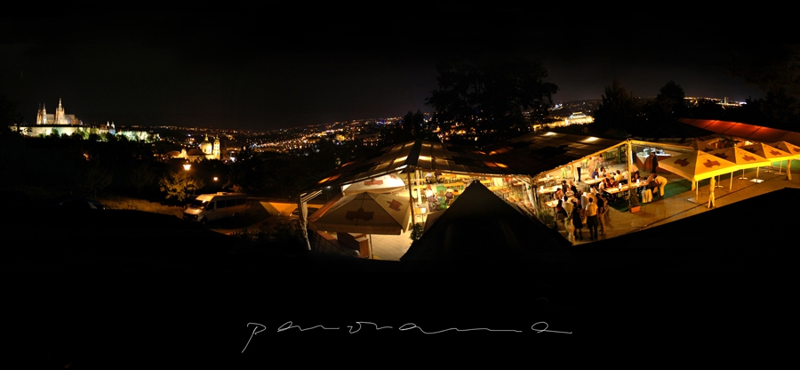 Noční panorama terasy Petřínské Terasy