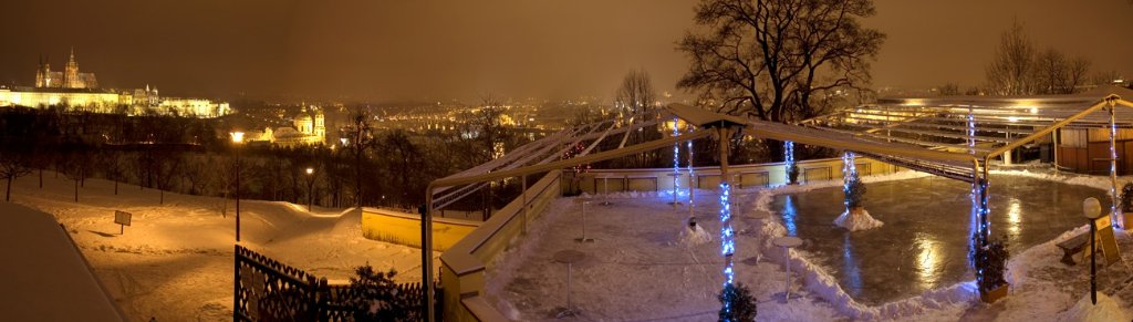 Panorama Prahy – zimní noční pohled