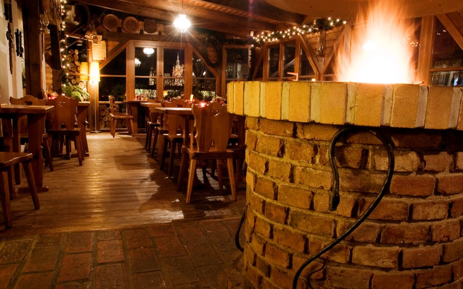 Koliba záříjové tulipány před restaurací