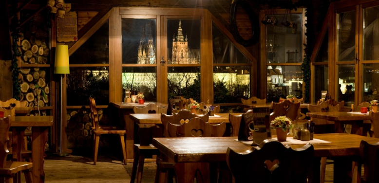 Noční výhled na Pražský hrad z interiéru restaurace