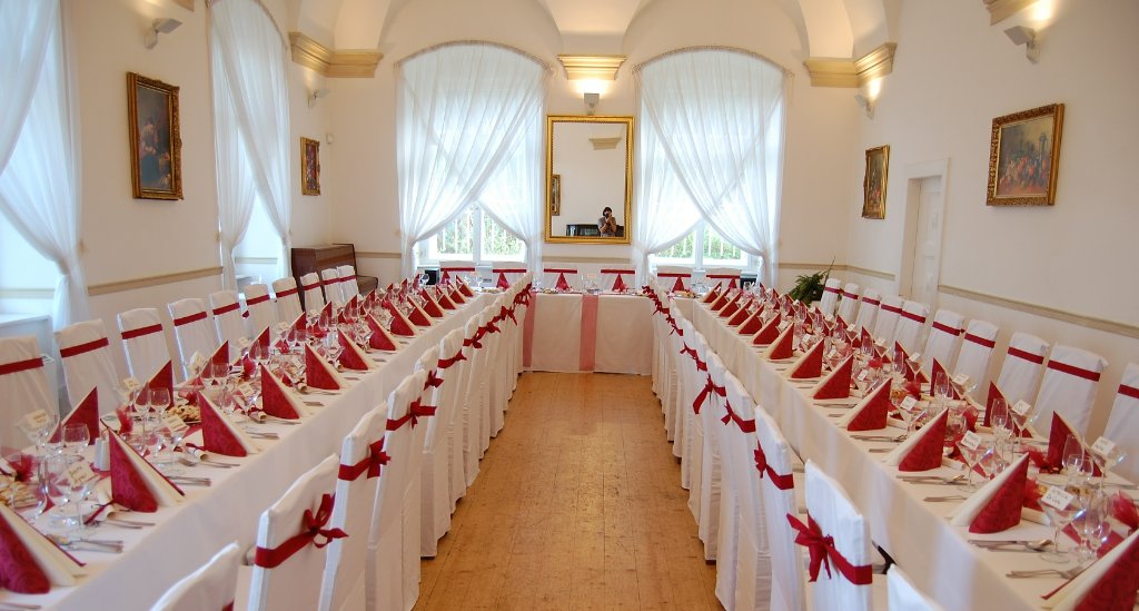 Svatební recepce v sále s červenými akcenty