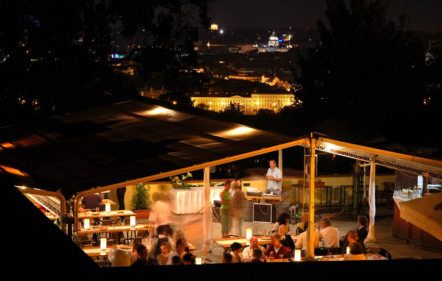 Terasa party – noční terasa s hosty