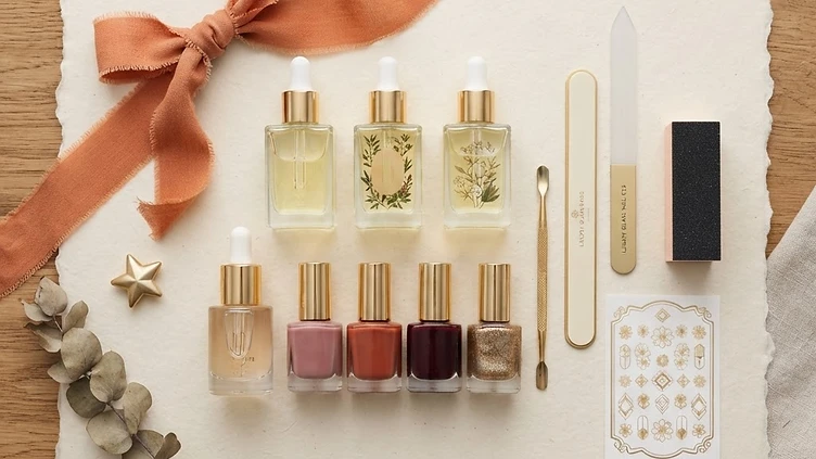 Cadouri pentru Pasionatele de Manichiura: 10 Produse Sub 50 de RON - ghid manichiura profesionala Vernis Architect Cadouri pentru Pasionatele de Manichiura: 10 Produse Sub 50 de RON - ghid manichiura profesionala Vernis Architect