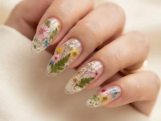 Encapsulated Nails: Flori Uscate si Glitter Inglobat in Gel - articol blog manichiura Encapsulated Nails: Flori Uscate si Glitter Inglobat in Gel - articol blog manichiura