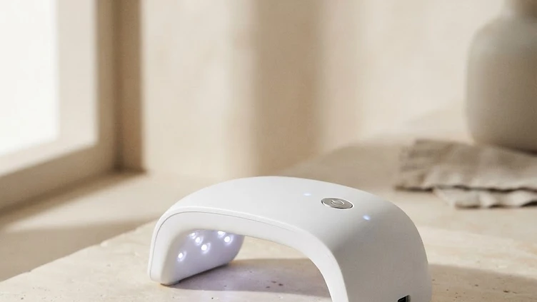 Cum Se Utilizeaza Corect: Lampa UV/LED Mini 36W - ghid manichiura profesionala Vernis Architect Cum Se Utilizeaza Corect: Lampa UV/LED Mini 36W - ghid manichiura profesionala Vernis Architect